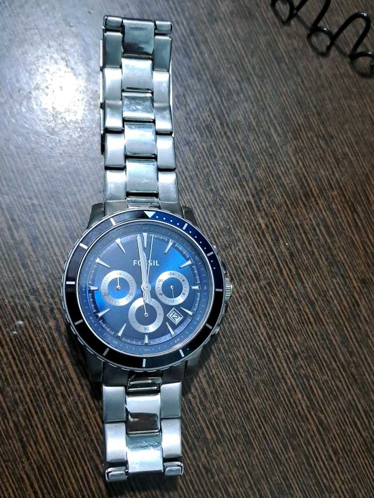 FOSSIL SILVER CHAIN WATCH WITH BLUE DIAL.