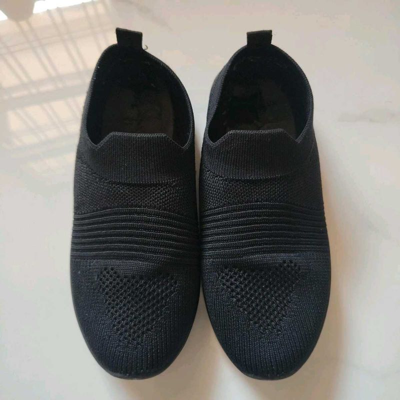Comfortable Black Slip-On Knit Shoes