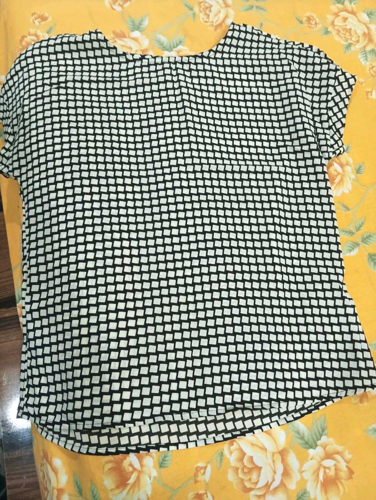 Chic Black &amp; White Patterned Top