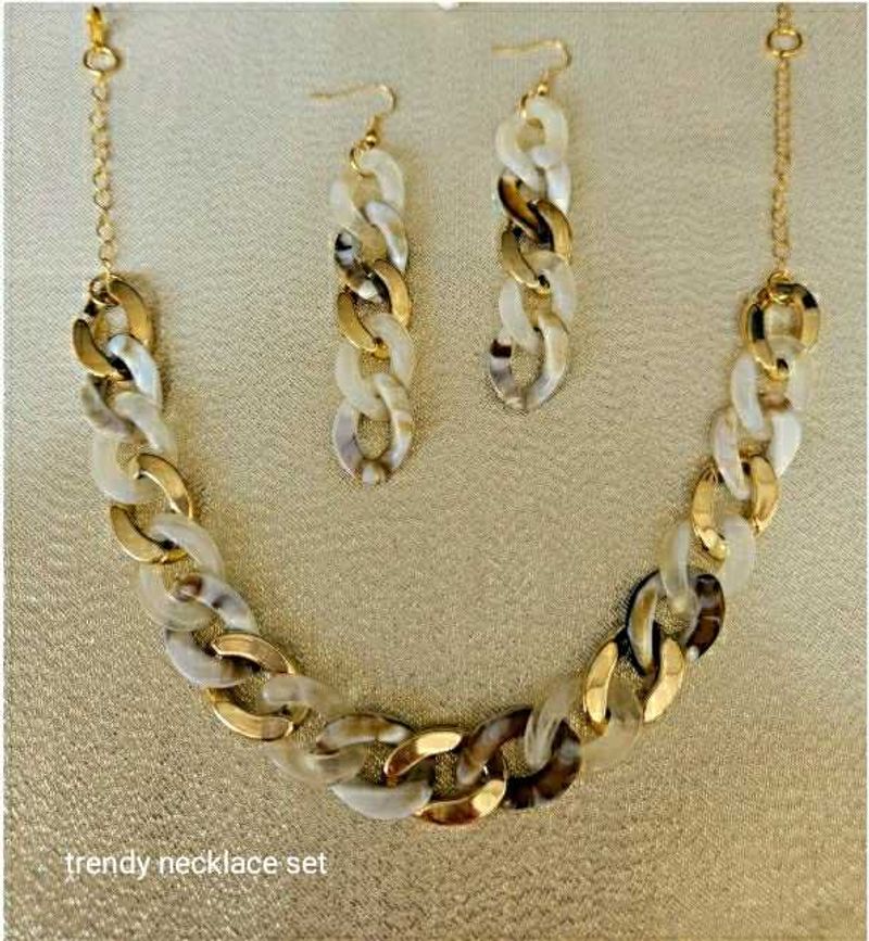 Trendy Necklace Chain And Earrings...