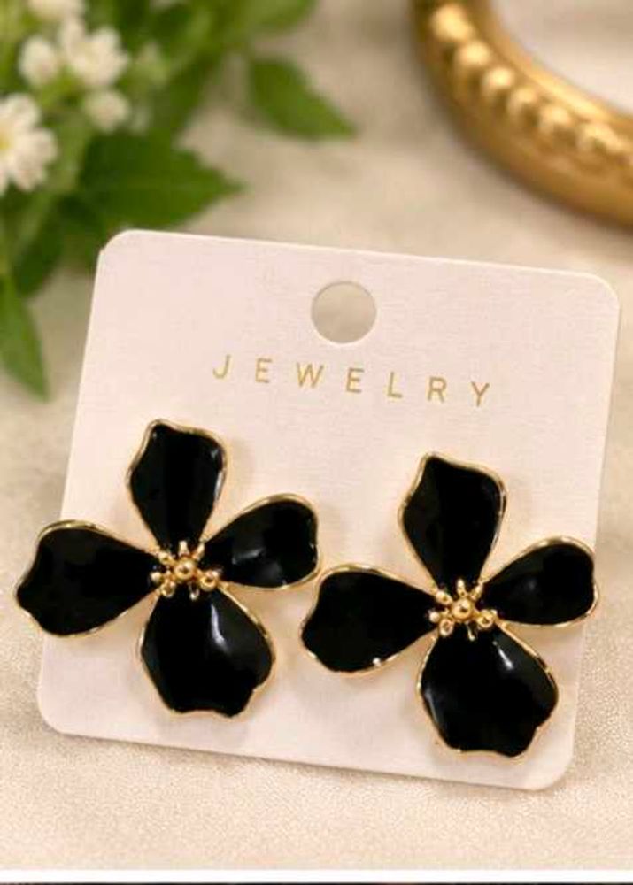 Chic Black Flower Earrings
