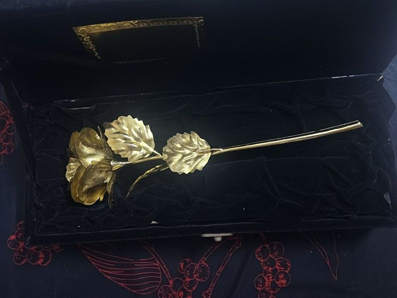 Giftable: Golden Rose Showpiece