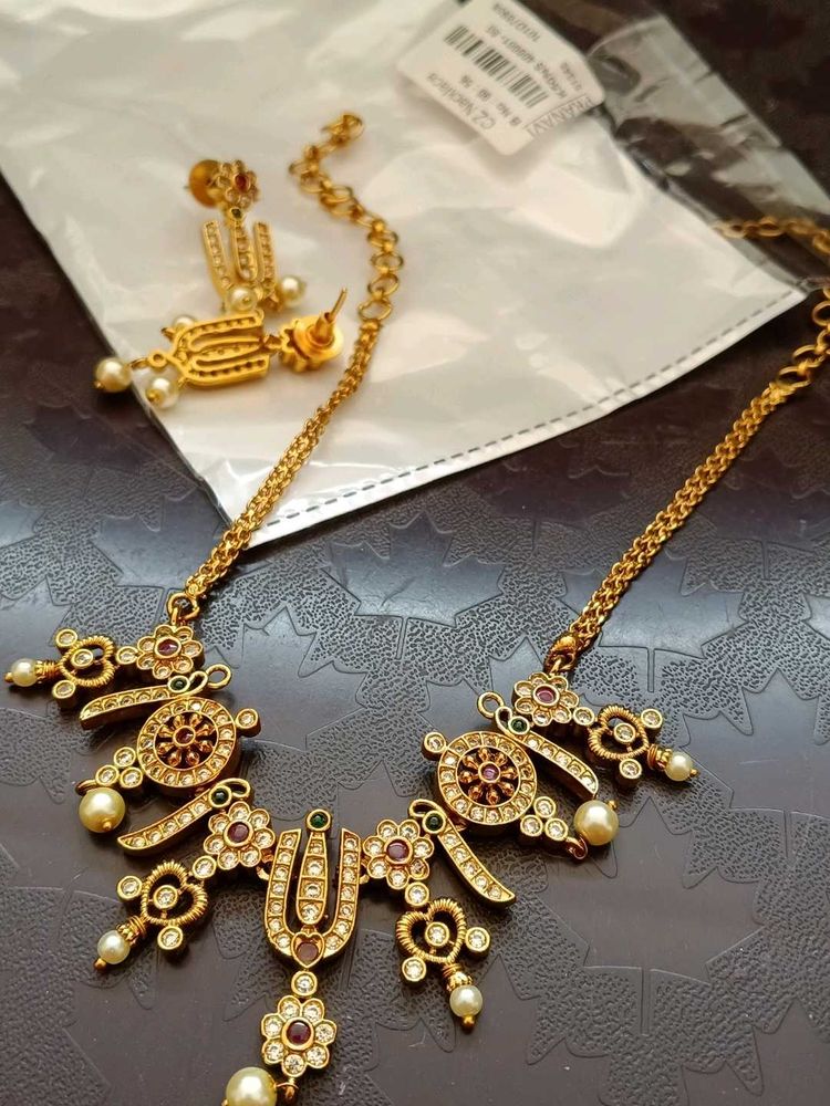 Elegant Gold-Tone Necklace &amp; Earring Set