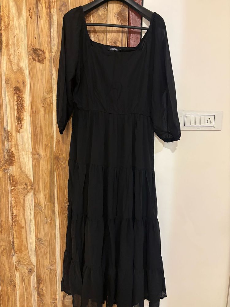 Chic Black Tiered Midi Dress