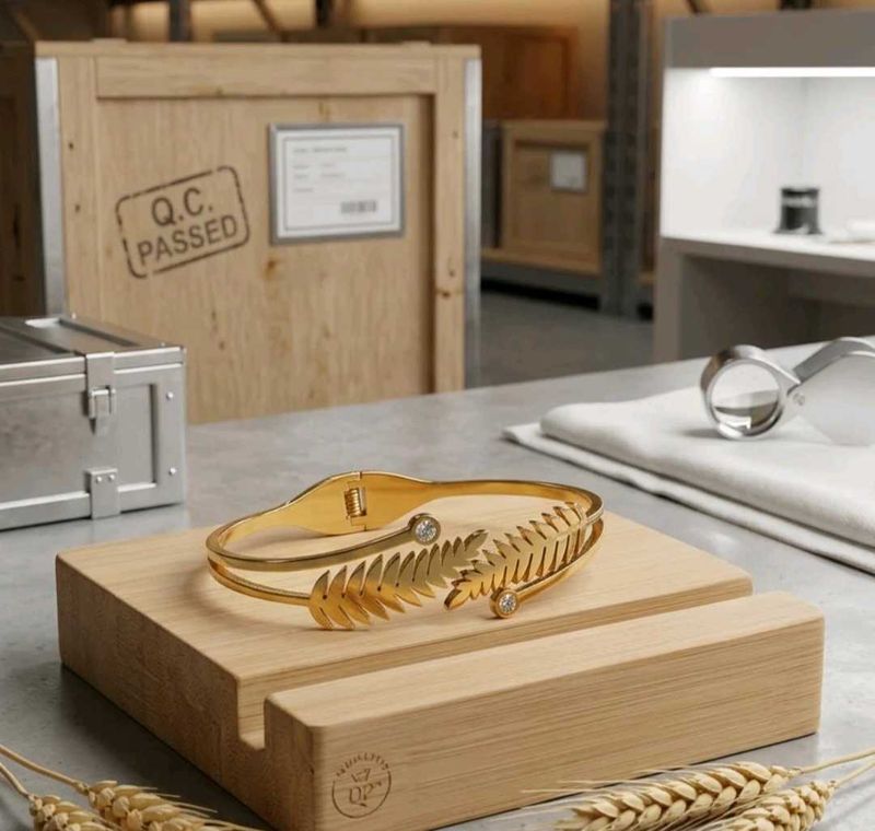 Elegant Gold Leaf Bangle