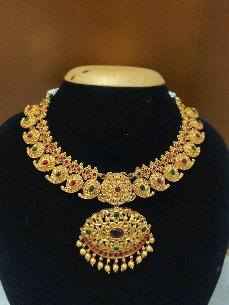 Exquisite Gold Necklace with Gemstones