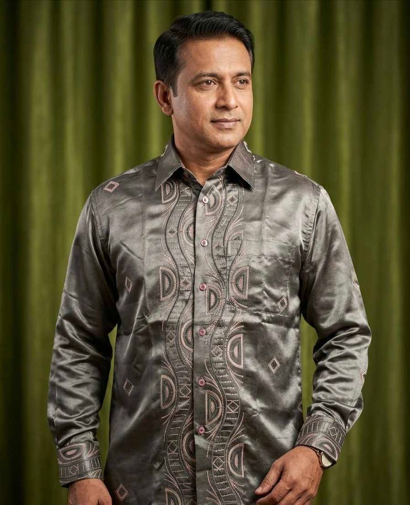 Elegant Men's Kurta with Intricate Embroidery