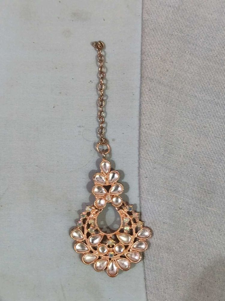 Elegant Maang Tikka with Stone Embellishments