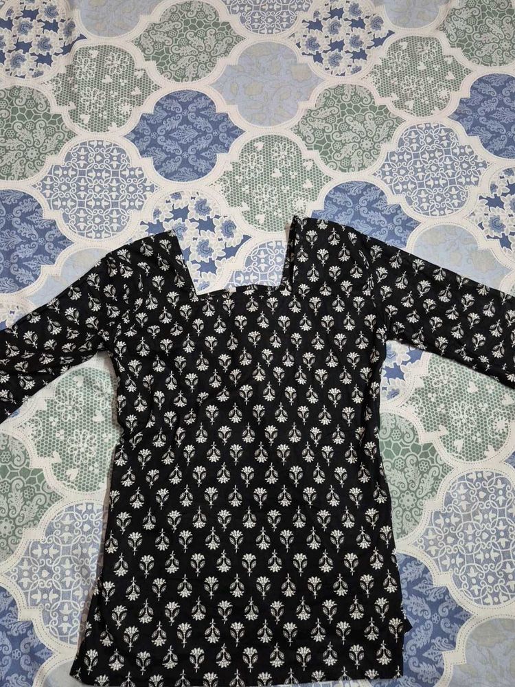Chic Black &amp; White Floral Tunic