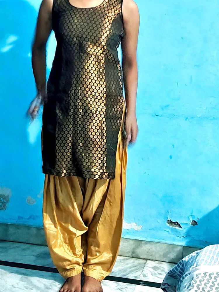 Stylish Black &amp; Gold Kurta Set