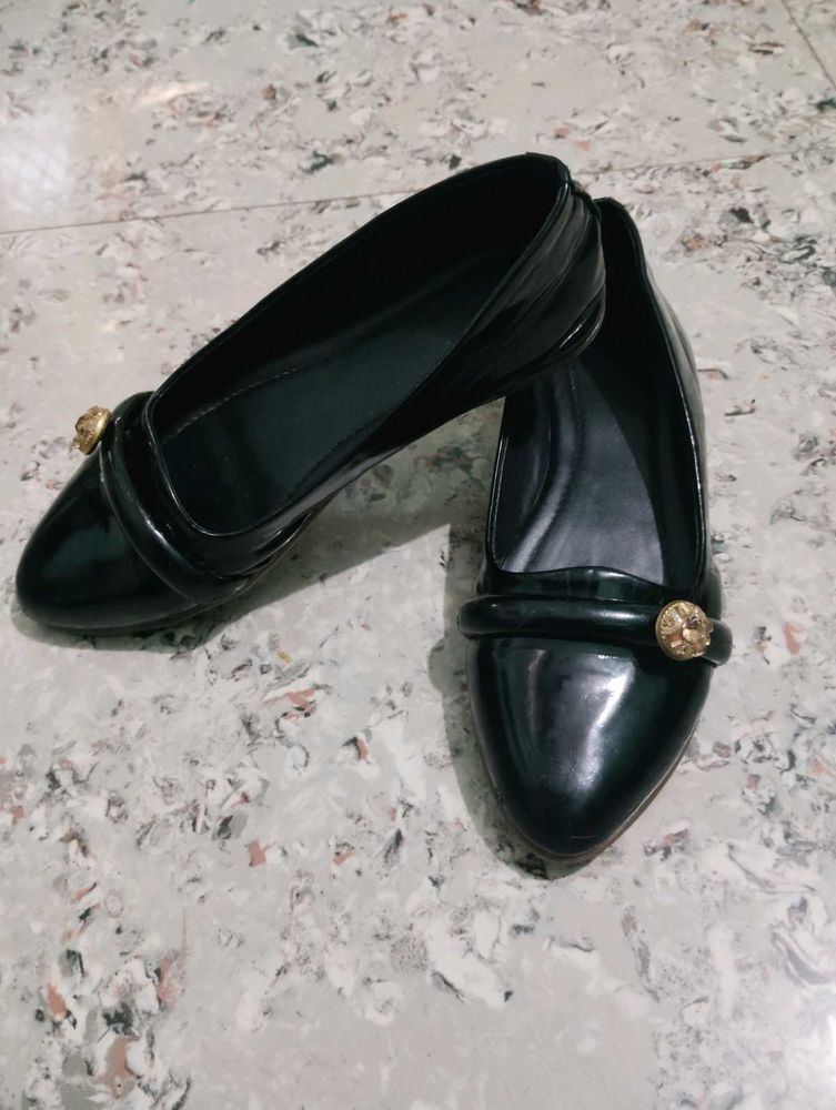 Chic Black Pointed Toe Flats