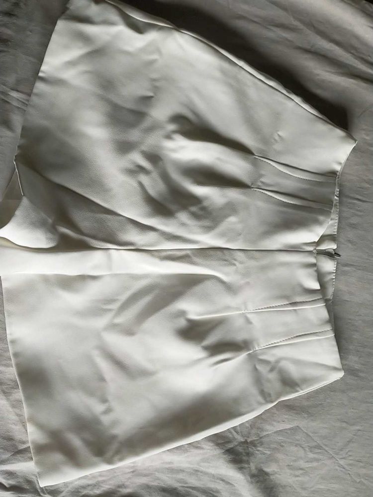 Chic White High-Waisted Mini Skirt