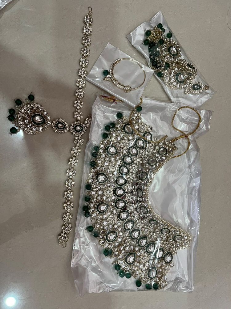 Stunning Emerald and Crystal Jewellery Set