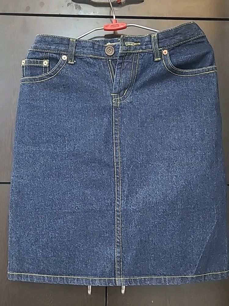 Price dropped!! Branded cute blue jean skirt.