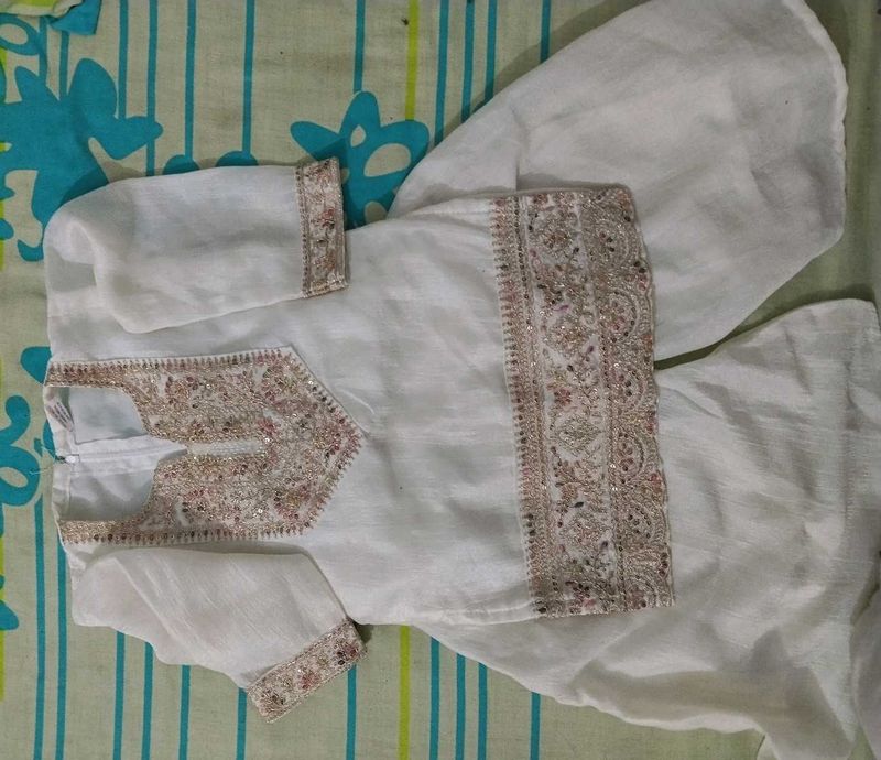 Elegant White Kurta Set with Intricate Embellishme
