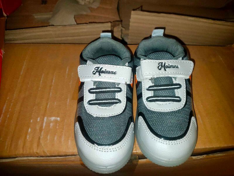 Kids Grey &amp; White Sneakers size-(5*10)+(11*1)