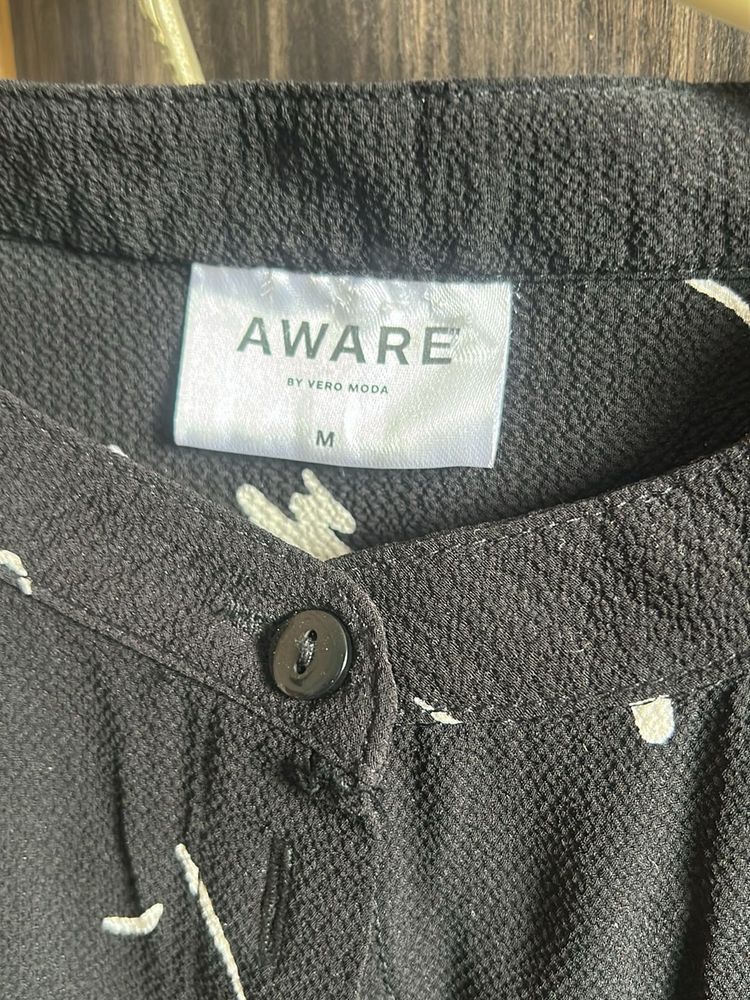 AWARE by Vero Moda Black Graphic Print Top