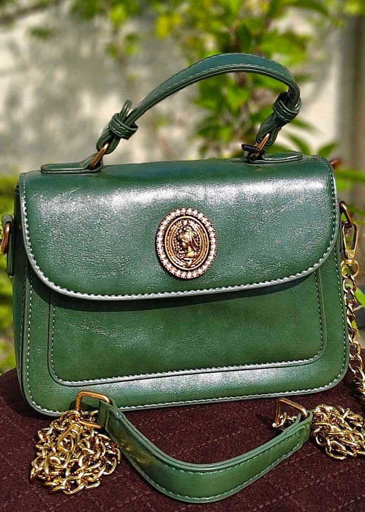 Chic Green Handbag with Gold Accent