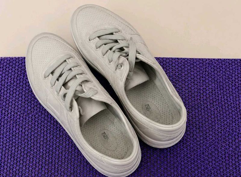 Unisex White Rubber Sneakers |Lace-Up Shoes