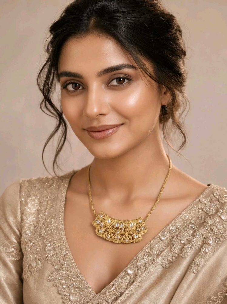 Elegant Gold-Tone Necklace w Sparkling White st