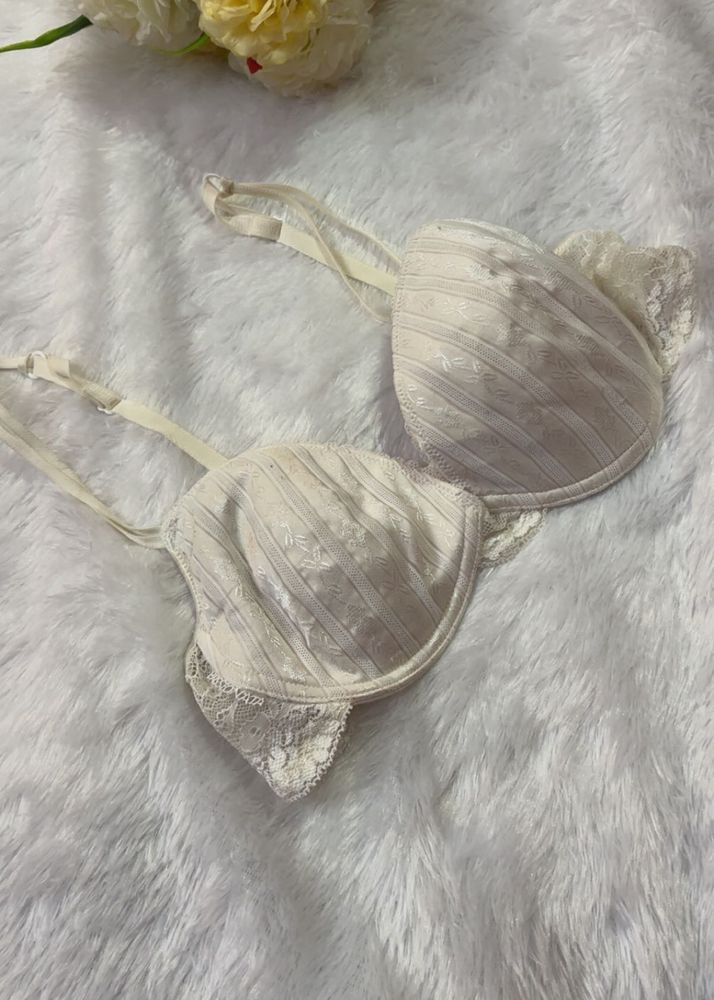 Delicate Lace Trimmed Padded Bra