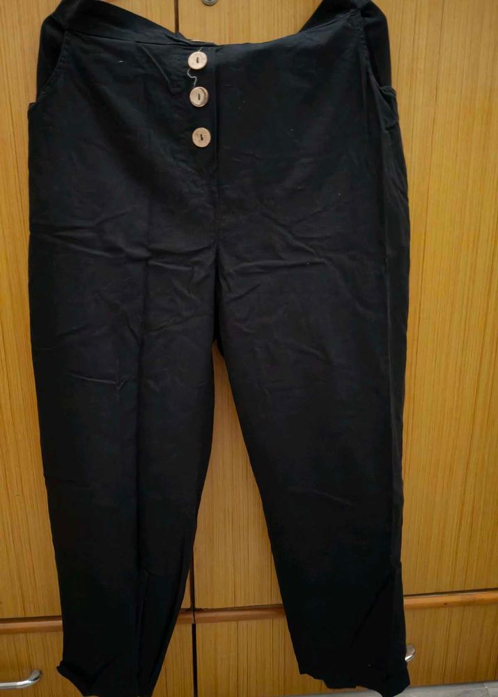 Black trousers with pockets
