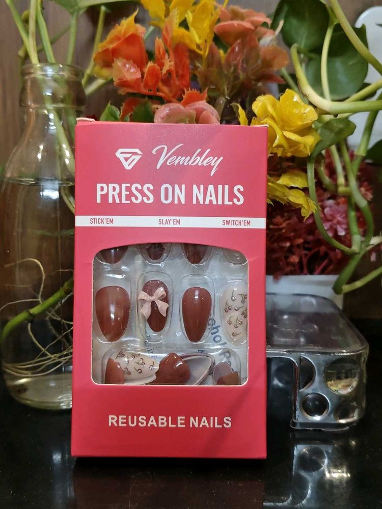 Press-On Nails with Bow Detail