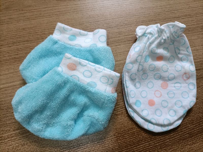 NEW MITTENS AND BOOTIES SET