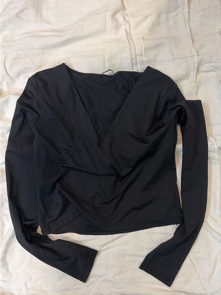 black full sleeve top