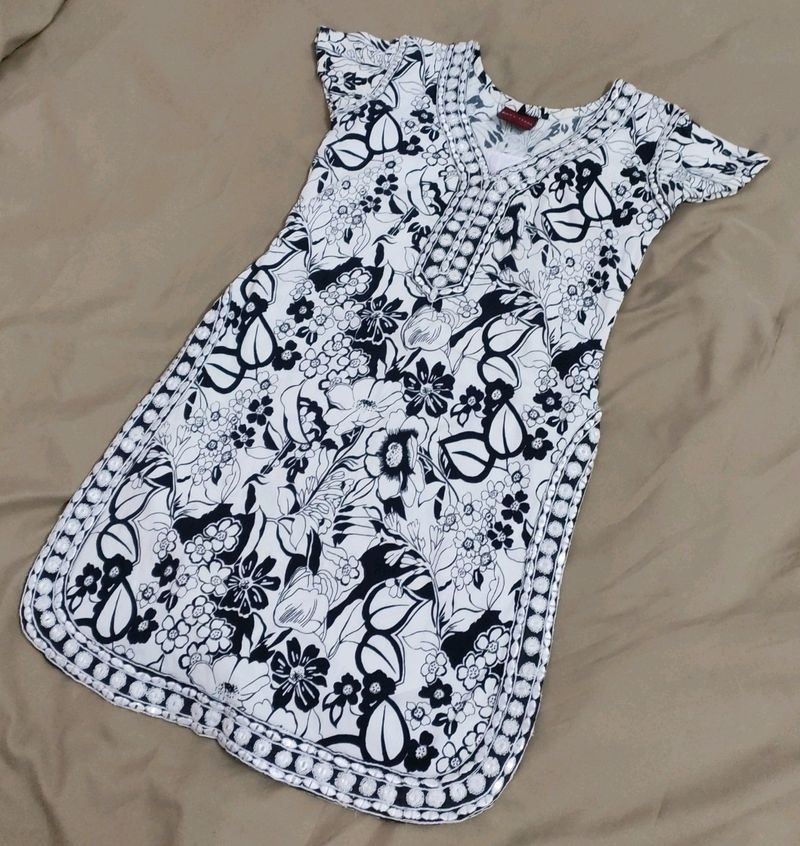 A Beautiful Black &amp; White Kurta With Mirror work