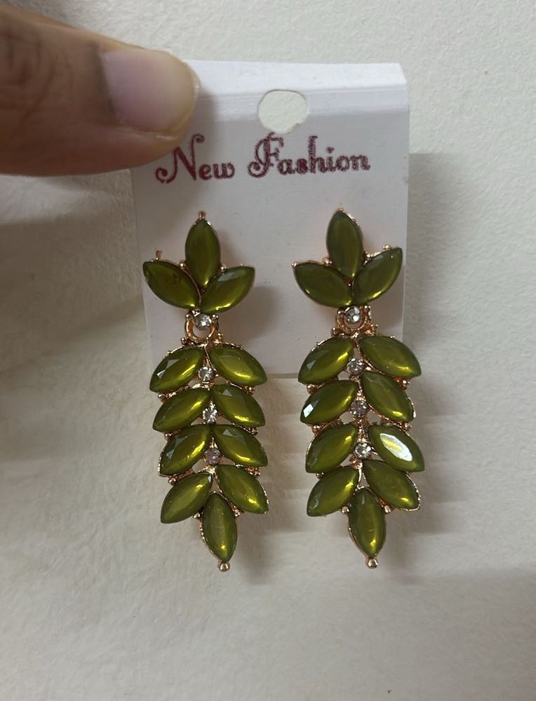 Elegant Leaf Design Dangle Earrings