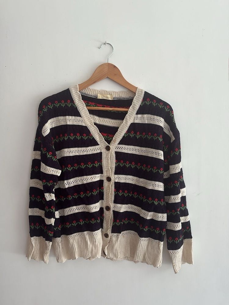 Korean sweater in excellent condition