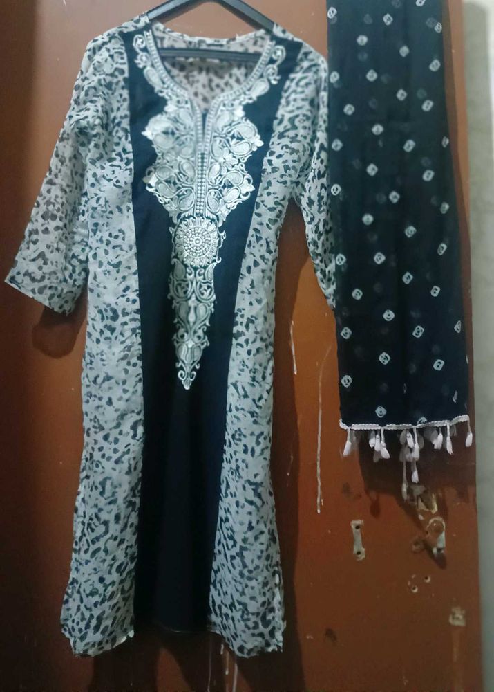 Elegant Black &amp; White Kurta Set