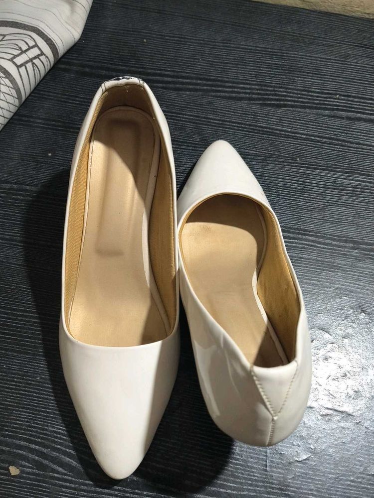 Chic White Pointed Toe Heels