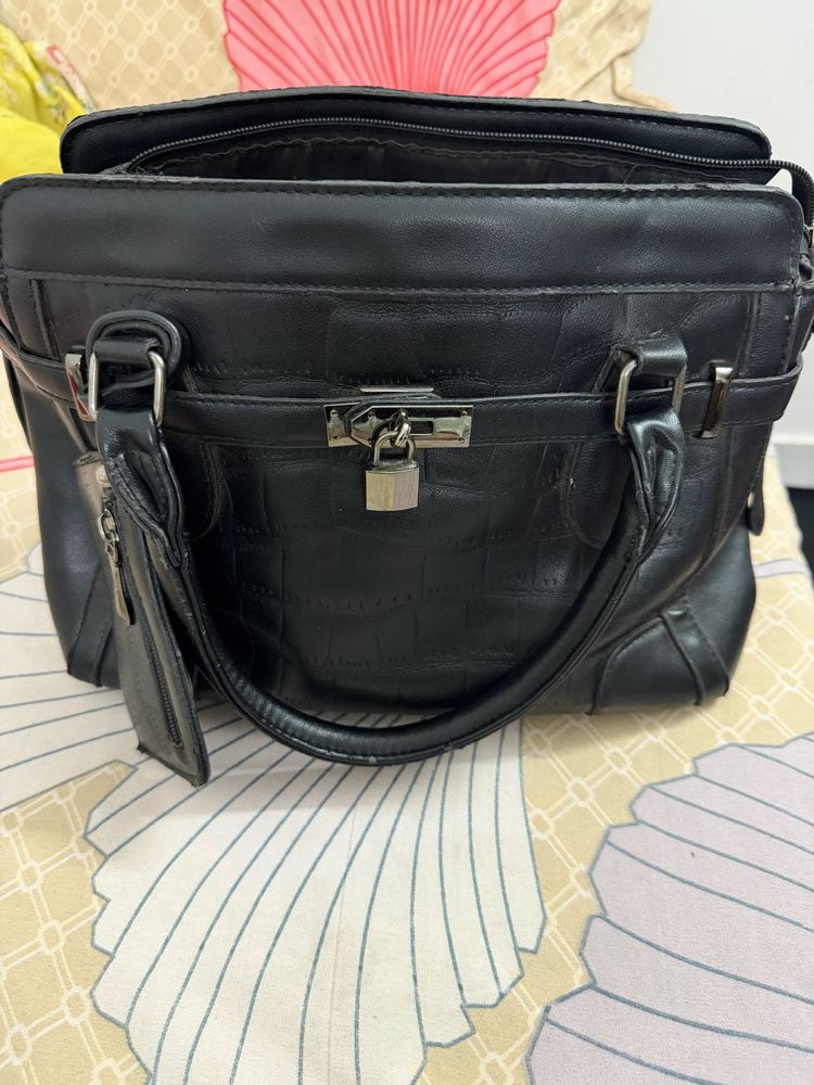 Chic Black Croc-Embossed Handbag