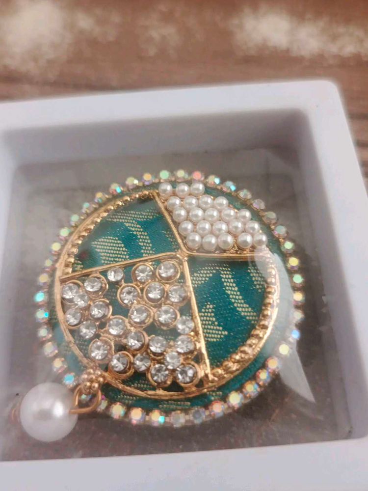 Elegant Brooch with Pearls and Stones