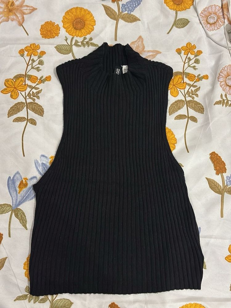 Ribbed Mock Neck Sleeveless Top