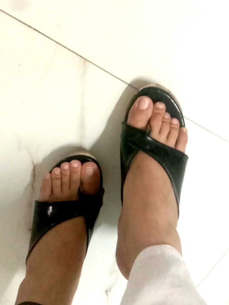 Stylish Black Thong Sandals Size 6. one TIME REPAI