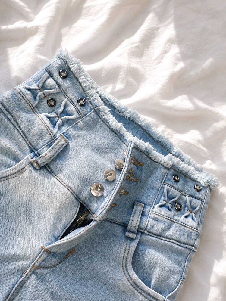 Light Wash Frayed Hem 👖✨