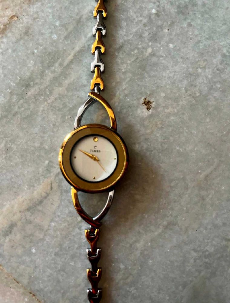 Elegant Two-Tone Chain ⌚