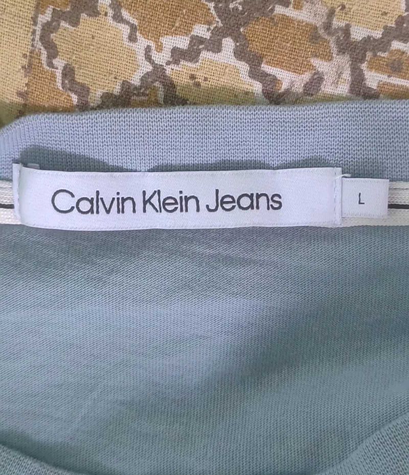 🚫 Price Drop Calvin Klein Jeans T-Shirt