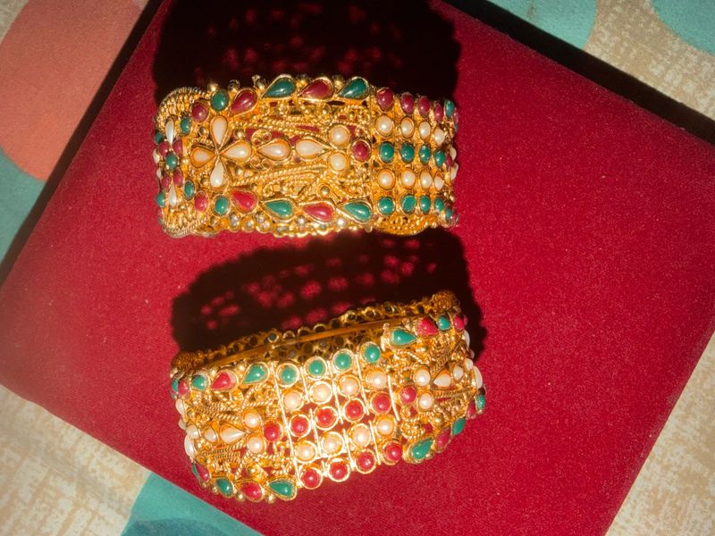 Exquisite Gold Bangle Set with Stones