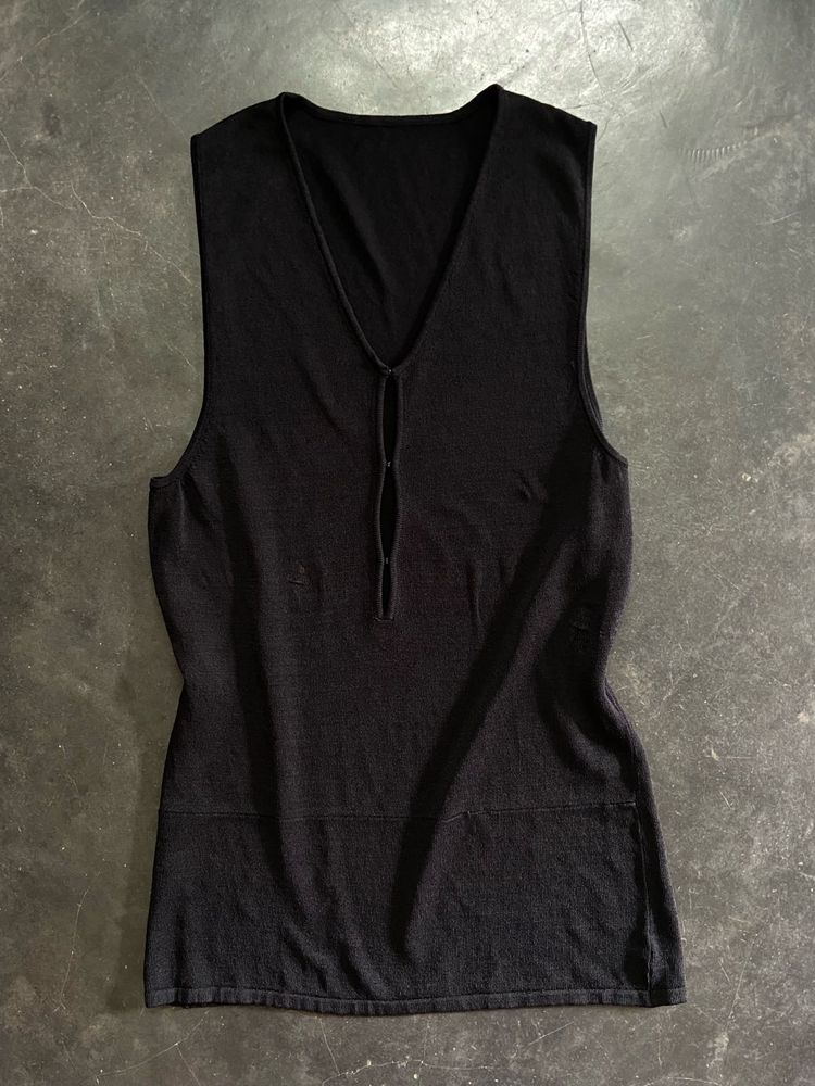 Sleek Black V-Neck Sleeveless Top