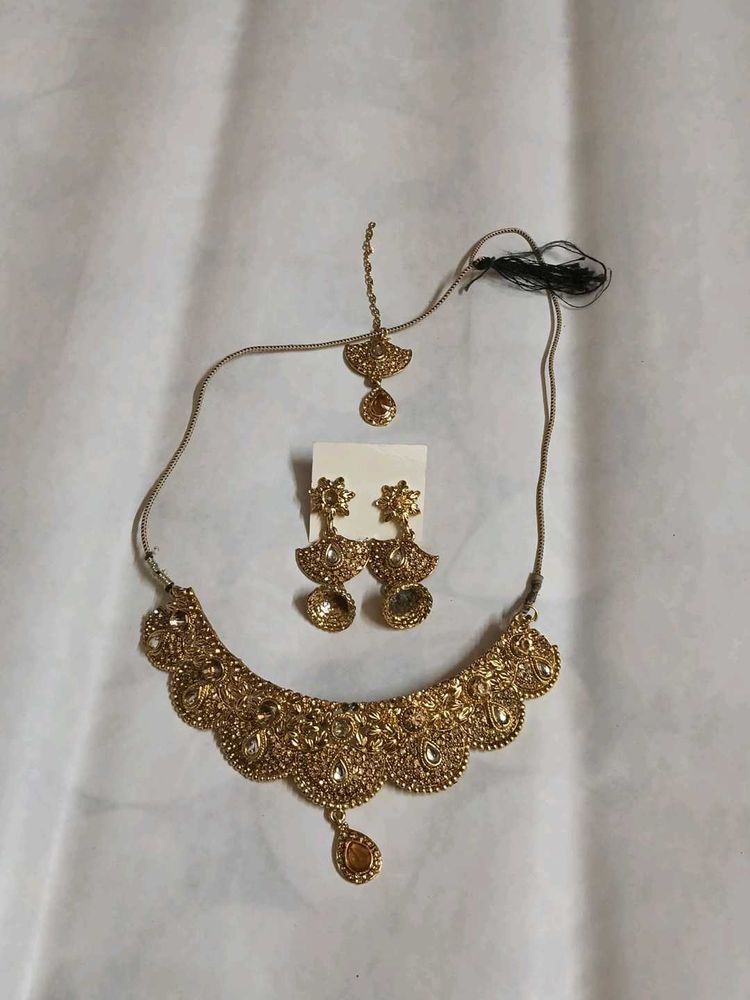 Exquisite Gold-Tone Necklace &amp; Earring Set