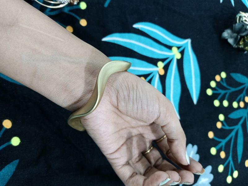 Golden Matte Wavey Kada
