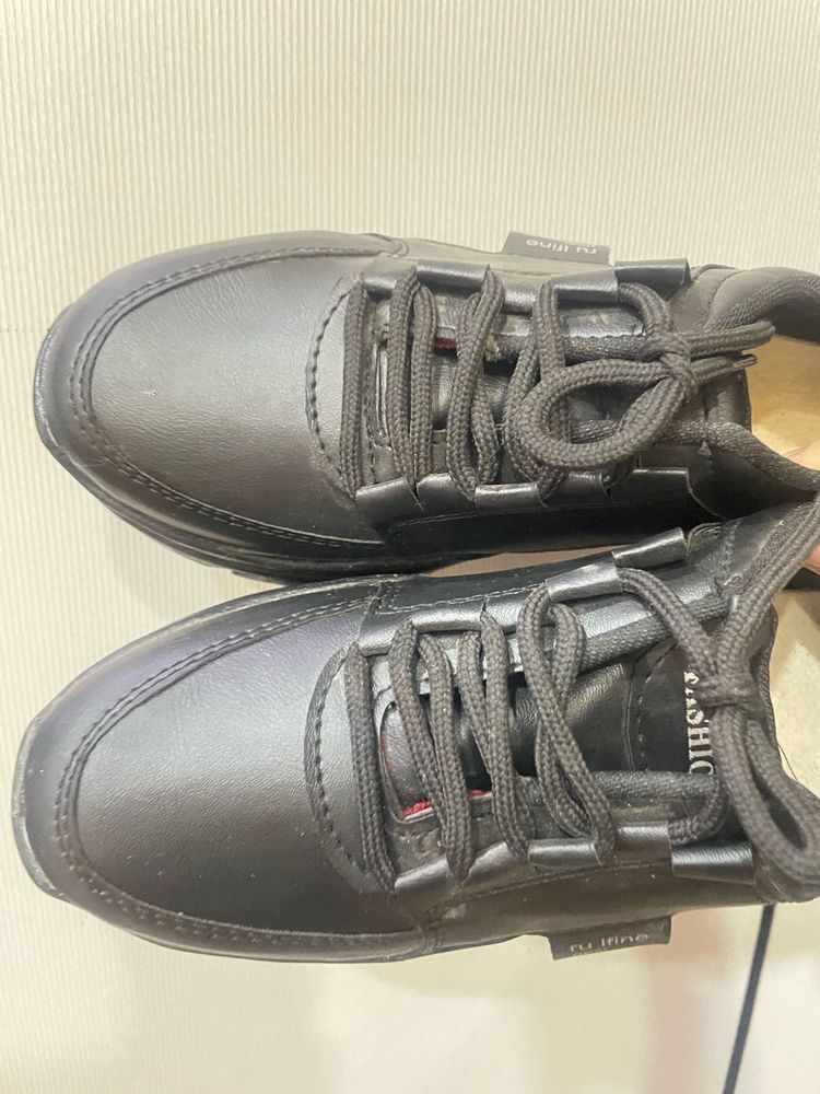 Classic Black Casual Sneakers
