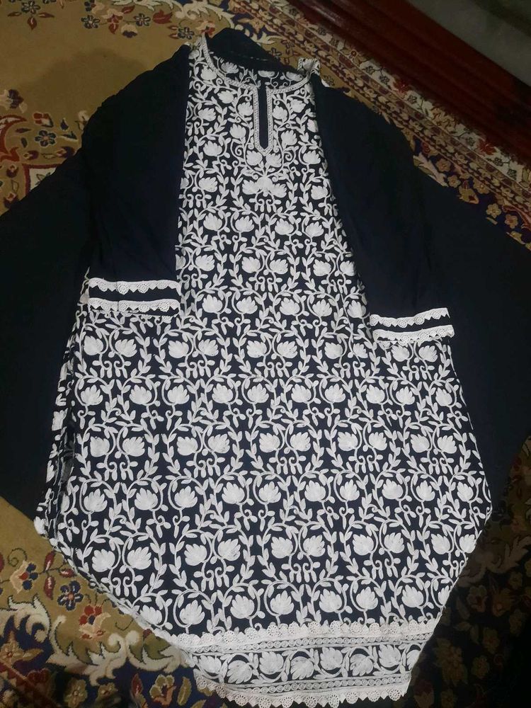 Elegant Black &amp; White Embroidered Kurti