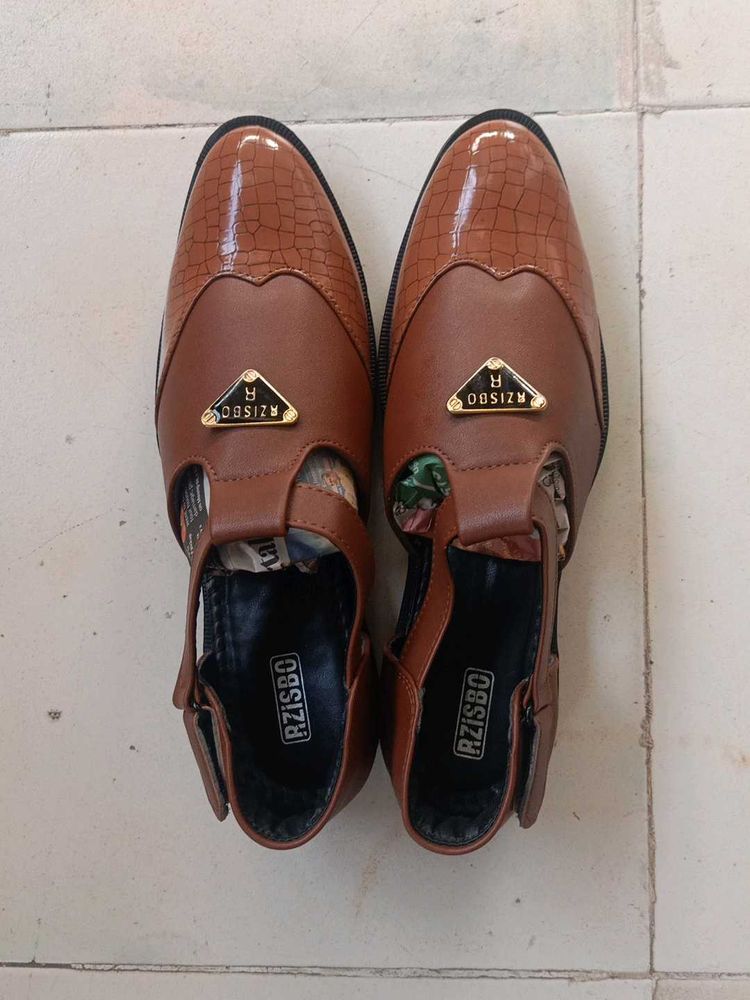 Stylish Brown Crocodile-Embossed Sandals