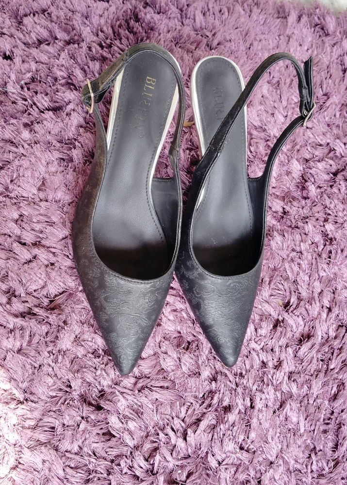 Chic Black Slingback Heels