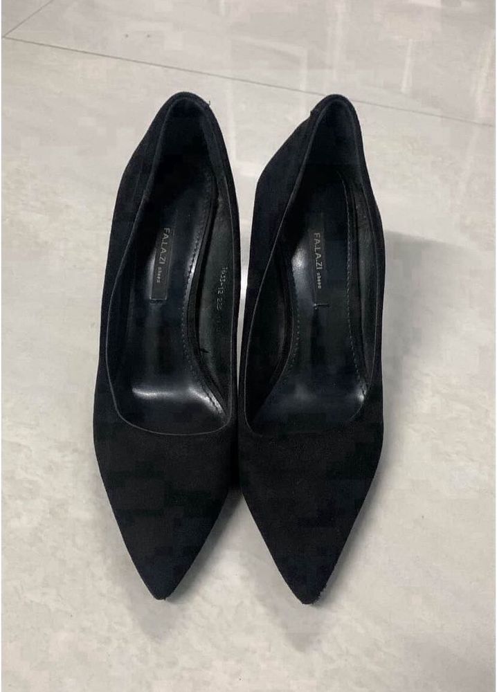 Black Suede Pointed Toe Heels⭐️